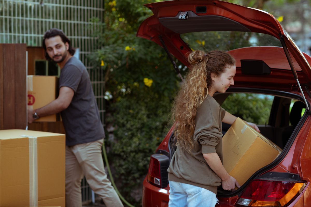 Equipo retirando muebles de un piso